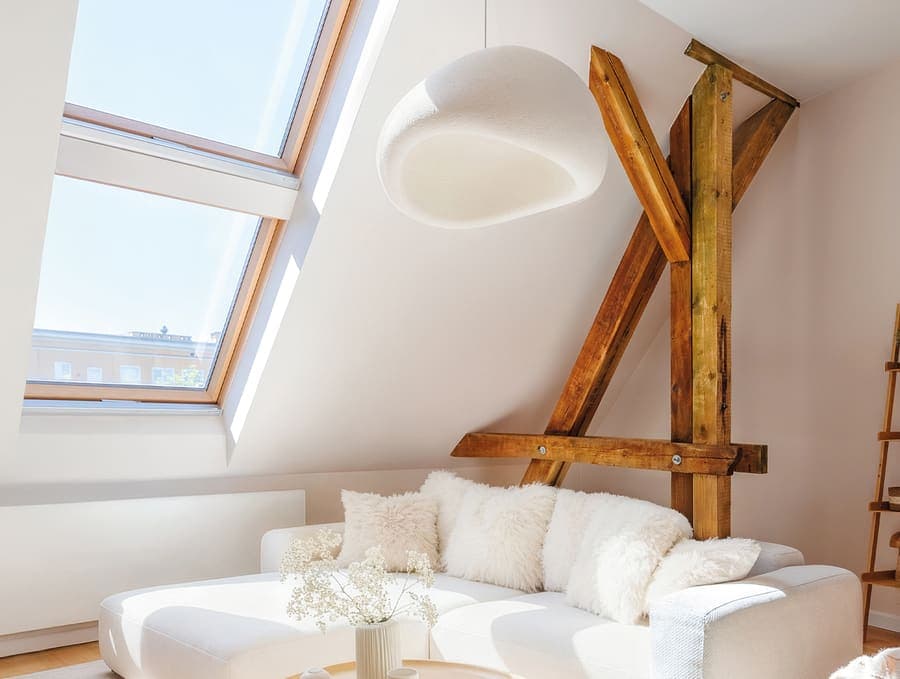 Salon na poddaszu z oknami FAKRO GreenView