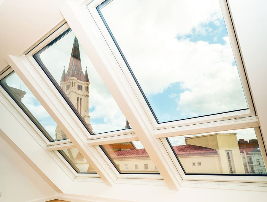 Widok przez otwarte okna dachowe FAKRO GreenView