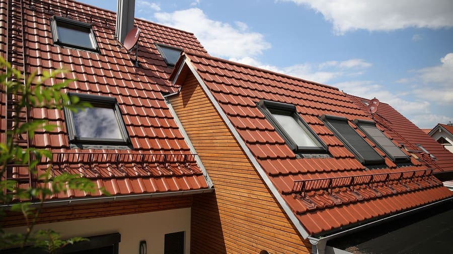 Okna dachowe Roto na dachu krytym dachówką