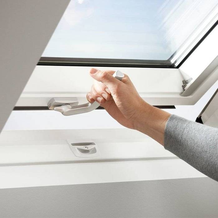 VELUX Okno drewniano-poliuretanowe 3-szybowe otwierane od dołu GLU 0061B (MK08 78x140), Biały